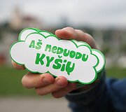 Akciją &bdquo;A&scaron; neduodu ky&scaron;io&ldquo; inicijavo &bdquo;Vilniaus Lietuvos Tūkstantmečio Rotary klubas&ldquo;, platinant lipdukus prisidėjo &bdquo;Vilniaus Gedimino Rotary klubas&ldquo;.