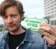 Akciją &bdquo;A&scaron; neduodu ky&scaron;io&ldquo; inicijavo &bdquo;Vilniaus Lietuvos Tūkstantmečio Rotary klubas&ldquo;, platinant lipdukus prisidėjo &bdquo;Vilniaus Gedimino Rotary klubas&ldquo;.
