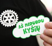 Akciją &bdquo;A&scaron; neduodu ky&scaron;io&ldquo; inicijavo &bdquo;Vilniaus Lietuvos Tūkstantmečio Rotary klubas&ldquo;, platinant lipdukus prisidėjo &bdquo;Vilniaus Gedimino Rotary klubas&ldquo;.