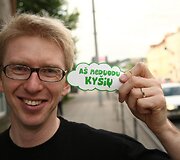 Akciją &bdquo;A&scaron; neduodu ky&scaron;io&ldquo; inicijavo &bdquo;Vilniaus Lietuvos Tūkstantmečio Rotary klubas&ldquo;, platinant lipdukus prisidėjo &bdquo;Vilniaus Gedimino Rotary klubas&ldquo;.