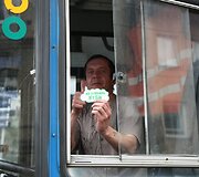 Akciją &bdquo;A&scaron; neduodu ky&scaron;io&ldquo; inicijavo &bdquo;Vilniaus Lietuvos Tūkstantmečio Rotary klubas&ldquo;, platinant lipdukus prisidėjo &bdquo;Vilniaus Gedimino Rotary klubas&ldquo;.
