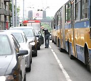 Akciją &bdquo;A&scaron; neduodu ky&scaron;io&ldquo; inicijavo &bdquo;Vilniaus Lietuvos Tūkstantmečio Rotary klubas&ldquo;, platinant lipdukus prisidėjo &bdquo;Vilniaus Gedimino Rotary klubas&ldquo;.