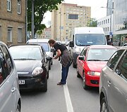 Akciją &bdquo;A&scaron; neduodu ky&scaron;io&ldquo; inicijavo &bdquo;Vilniaus Lietuvos Tūkstantmečio Rotary klubas&ldquo;, platinant lipdukus prisidėjo &bdquo;Vilniaus Gedimino Rotary klubas&ldquo;.