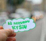 Akciją &bdquo;A&scaron; neduodu ky&scaron;io&ldquo; inicijavo &bdquo;Vilniaus Lietuvos Tūkstantmečio Rotary klubas&ldquo;, platinant lipdukus prisidėjo &bdquo;Vilniaus Gedimino Rotary klubas&ldquo;.