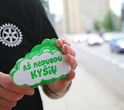Akciją &bdquo;A&scaron; neduodu ky&scaron;io&ldquo; inicijavo &bdquo;Vilniaus Lietuvos Tūkstantmečio Rotary klubas&ldquo;, platinant lipdukus prisidėjo &bdquo;Vilniaus Gedimino Rotary klubas&ldquo;.