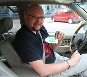 Akciją &bdquo;A&scaron; neduodu ky&scaron;io&ldquo; inicijavo &bdquo;Vilniaus Lietuvos Tūkstantmečio Rotary klubas&ldquo;, platinant lipdukus prisidėjo &bdquo;Vilniaus Gedimino Rotary klubas&ldquo;.