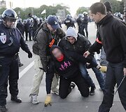 Neramumai per protestą prie&scaron; gėjų santuokas Prancūzijoje