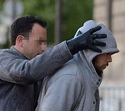 Vedamas sulaikytas įtariamasis