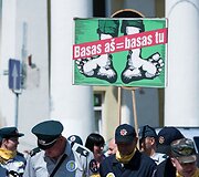 Pareigūnų protestas prie prezidentūros