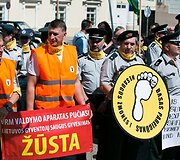 Pareigūnų protestas prie prezidentūros