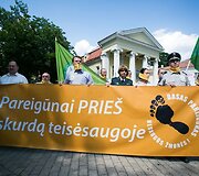 Pareigūnų protestas prie prezidentūros