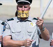 Pareigūnų protestas prie prezidentūros