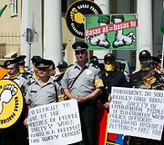 Pareigūnų protestas prie prezidentūros