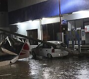 Nuvirtusio stulpo prispaustas automobilis