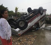 Stiprus vėjas apvertė automobilį.