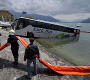 I&scaron; ežero traukiamas autobusas 