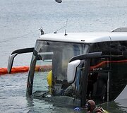 Autobusas ežere
