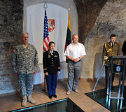 Cynthia A. Matuskevich apdovanojimo ceremonijos akimirka