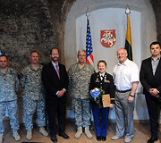 Cynthia A. Matuskevich apdovanojimo ceremonijos akimirka