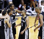 San Antonijaus &bdquo;Spurs&ldquo; krep&scaron;ininkai džiaugiasi pergale.
