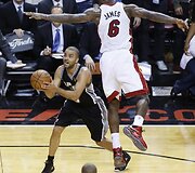 Tony Parkeris pa&scaron;okdino LeBroną Jamesą.