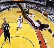 LeBrono Jameso dėjimas į krep&scaron;į