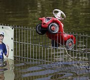 Ant tvoros pakibęs vaiki&scaron;kas automobilis