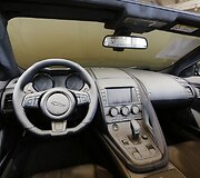 Naujo &bdquo;Jaguar&ldquo; automobilio salonas po potvynio