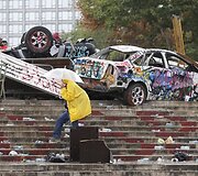Per protestus sumaitoti automobiliai