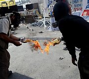 Turkijos protestuotojai su Molotovo kokteiliais rankose