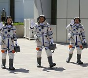 Kinijos astronautai (i&scaron; kairės) Wang Yaping, Zhangas Xiaoguangas ir Nie Haishengas