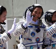 Kinijos astronautai (i&scaron; kairės) Wang Yaping, Zhangas Xiaoguangas ir Nie Haishengas 