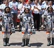 Kinijos astronautai (i&scaron; kairės) Wang Yaping, Zhangas Xiaoguangas ir Nie Haishengas