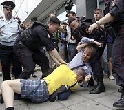Policininkai bando i&scaron;skirti susimu&scaron;usius skirtingų pažiūrų vyrus.