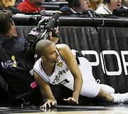 Tony Parkeris nukrito ant filmuotojo