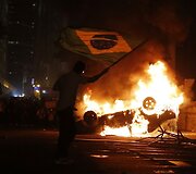 Brazilijoje dega protestuotojų apverstas automobilis