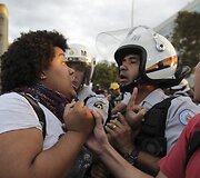 Brazilijos protestuotojos ir policininko konfliktas