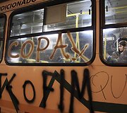 Keleiviai važiuoja protestuotojų nuniokotu autobusu