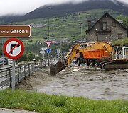 Ekskavatorius traukia prie tilto užkliuvusias &scaron;iuk&scaron;les.