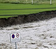 Ispanijoje patvinusi Garonos upė sugadino futbolo stadioną.