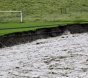 Ispanijoje patvinusi Garonos upė sugadino futbolo stadioną.