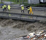 Ispanijos specialiųjų tarnybų darbuotojai tikrina potvynio vandens plaunamą tiltą.