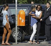Michelle Obama su dukromis Sasha ir Malia (kairėje)
