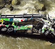Upėje guli sudužęs autobusas