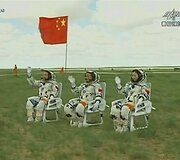 Kinijos astronautai Zhangas Xiaoguangas, Nie Haishengas ir astronautė Wang Yaping 