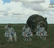 Kinijos astronautai Zhangas Xiaoguangas, Nie Haishengas ir astronautė Wang Yaping 