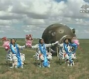 Kinijos astronautai Zhangas Xiaoguangas, Nie Haishengas ir astronautė Wang Yaping 