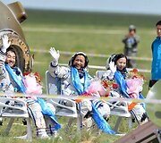 Kinijos astronautai Zhangas Xiaoguangas, Nie Haishengas ir astronautė Wang Yaping 
