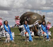 Kinijos astronautai Zhangas Xiaoguangas, Nie Haishengas ir astronautė Wang Yaping 
