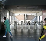 Valytojos dirba uždarytoje traukinių stotyje